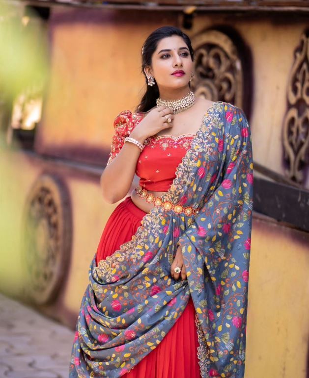 Anchor Vishnupriya: శృతిమించిన విష్ణుప్రియ అందాల ఆరబోత.. పైటను జరిపి టైట్ జాకెట్‌లో!