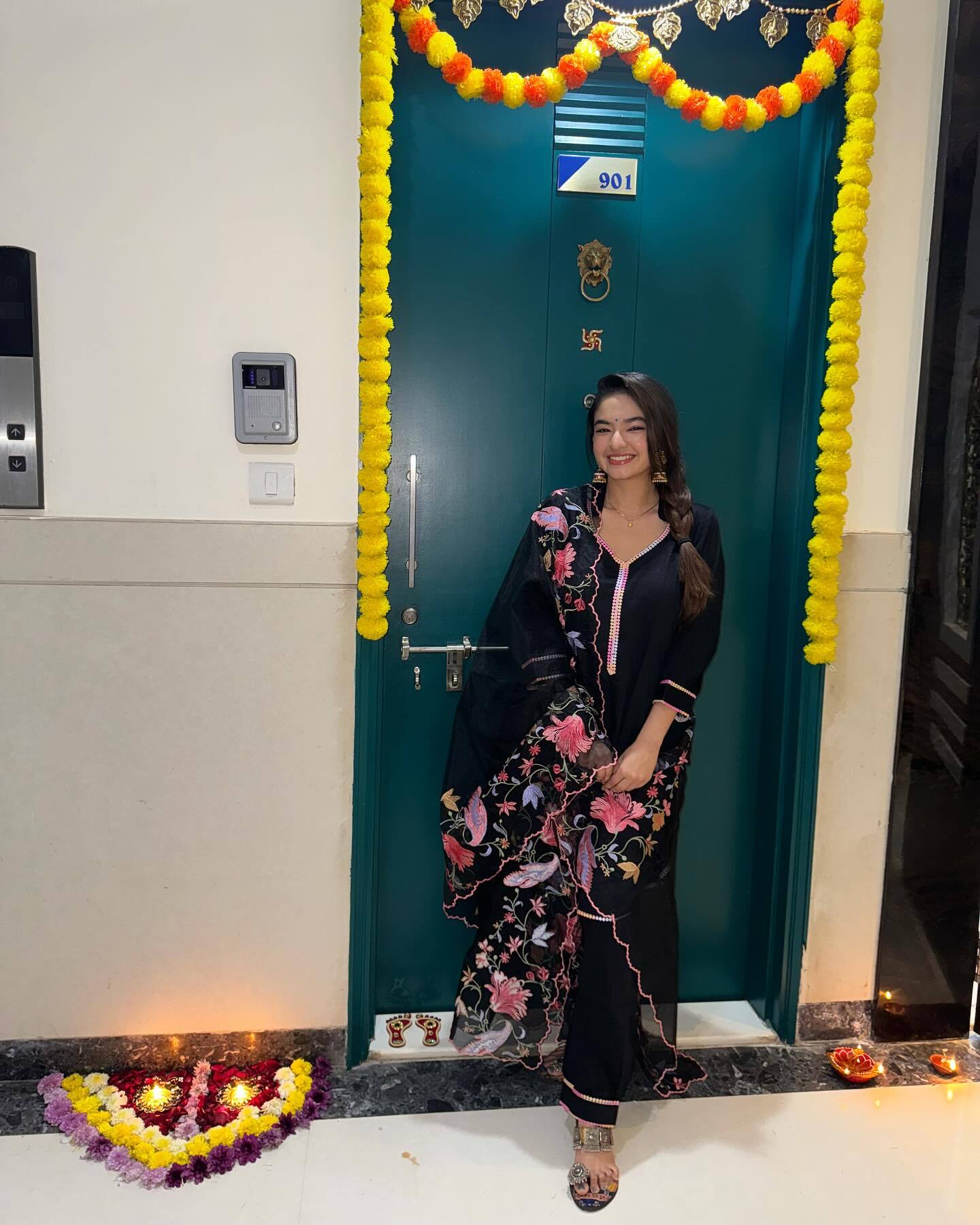 Anushka Sen ने दिवाली लुक किया शेयर, ट्रेडिशनल लुक में खींचा फैन्स का ध्यान, हर कोई करता dikha तारीफें