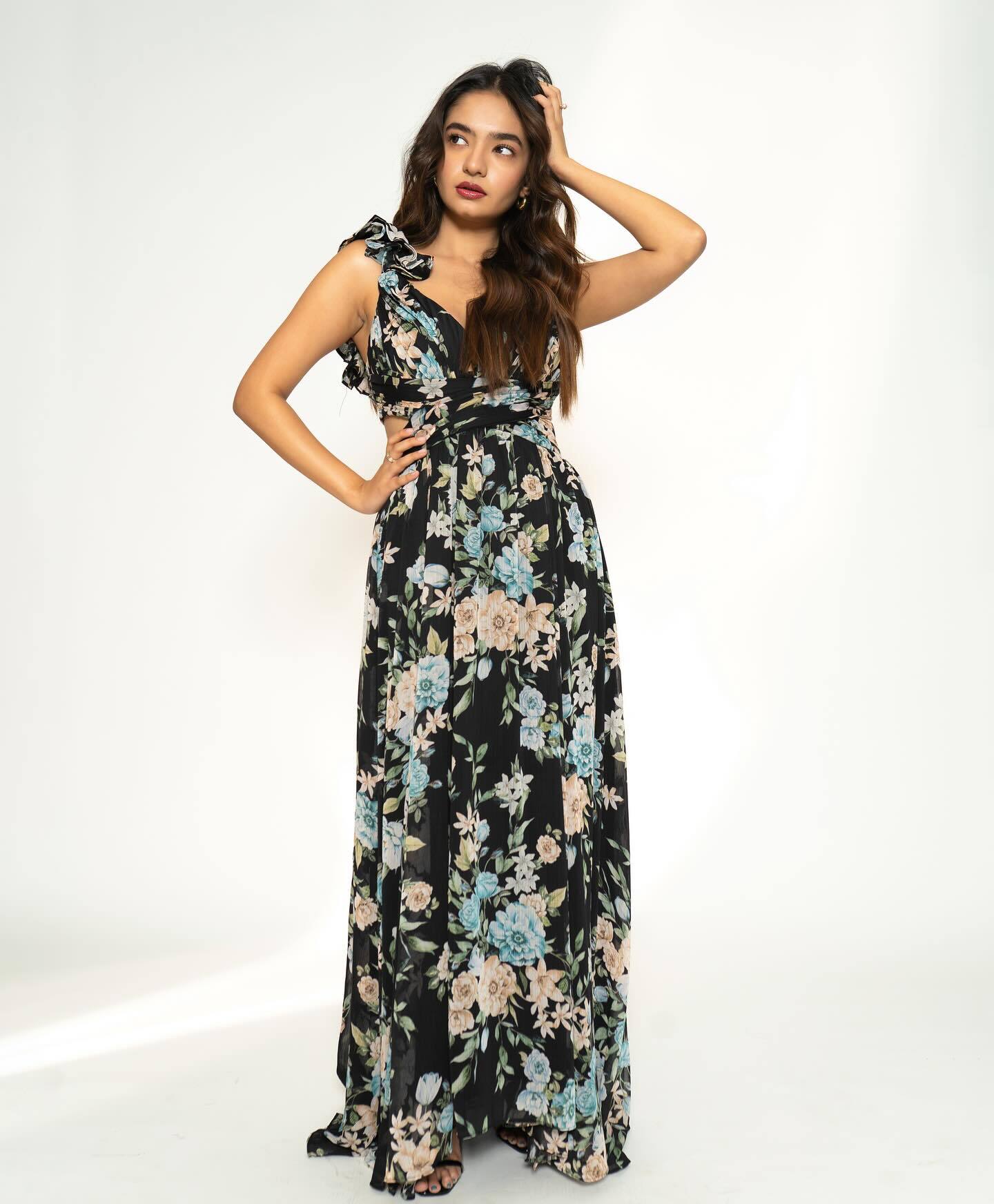 Anushka Sen ने फ्लोरल प्रिंट ड्रेस में इठलाई अदाएं, लुक देख फैन्स का धक-धक करने लगा दिल