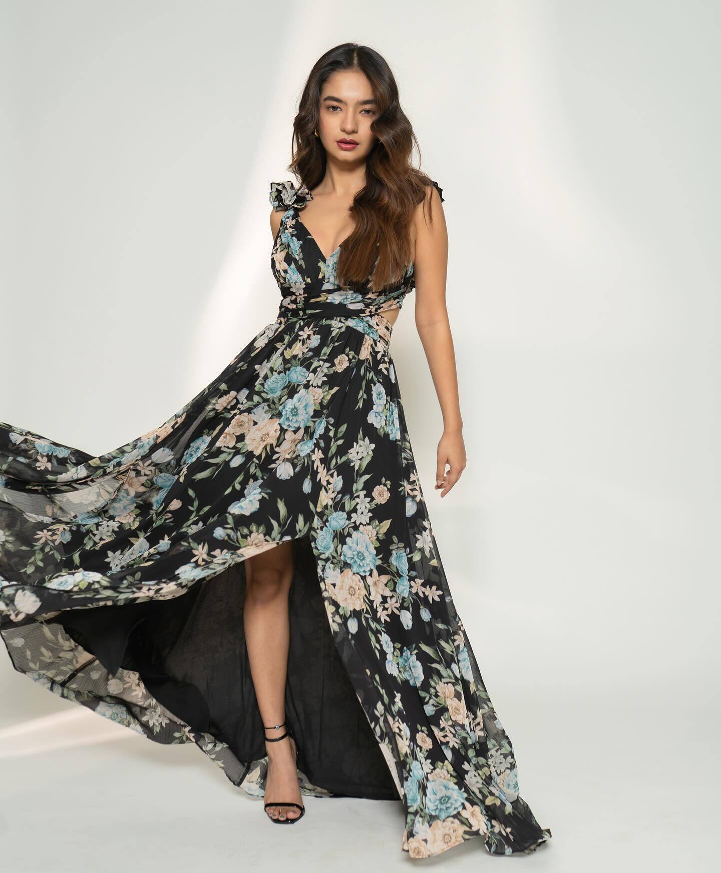 Anushka Sen ने फ्लोरल प्रिंट ड्रेस में इठलाई अदाएं, लुक देख फैन्स का धक-धक करने लगा दिल