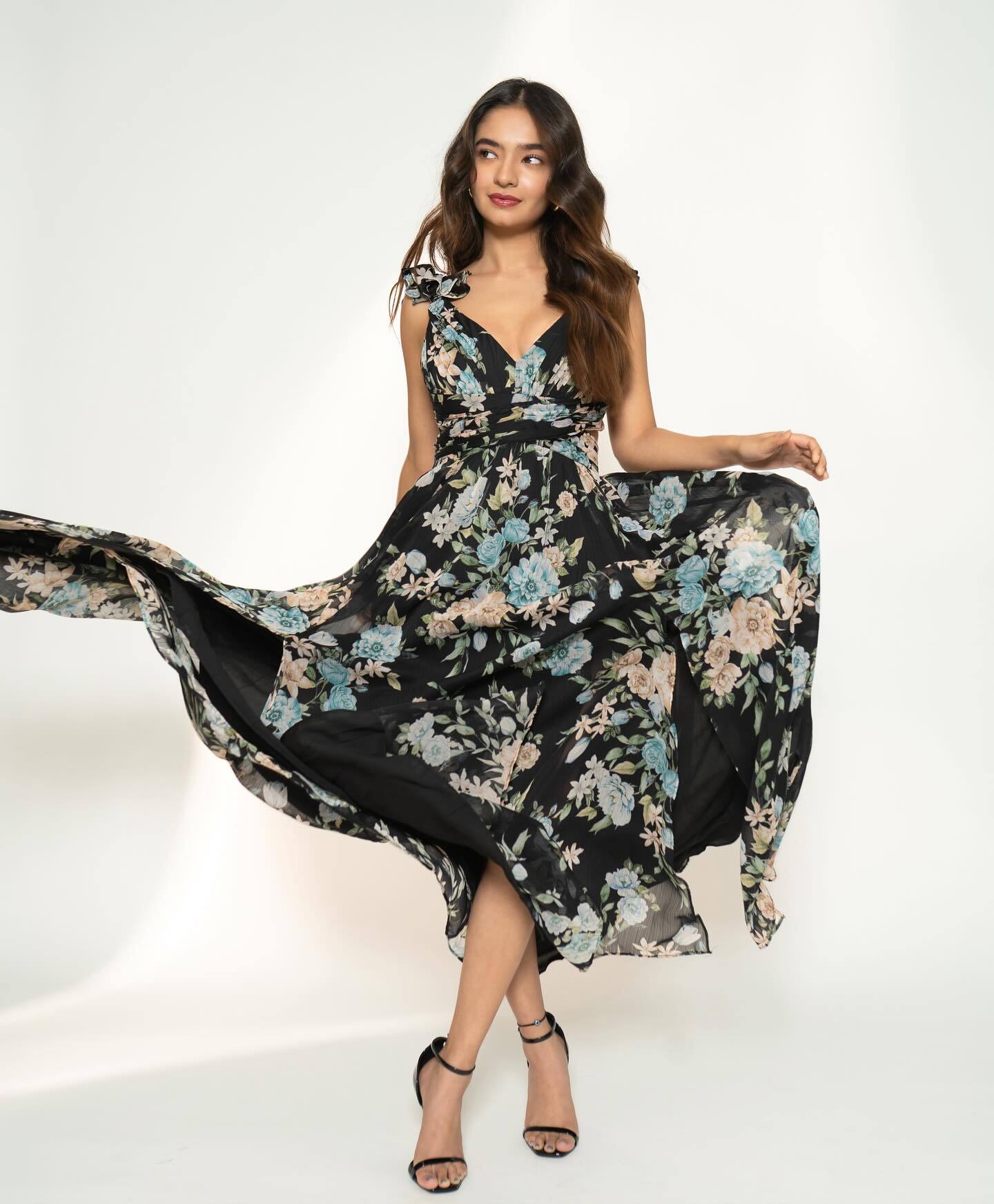 Anushka Sen ने फ्लोरल प्रिंट ड्रेस में इठलाई अदाएं, लुक देख फैन्स का धक-धक करने लगा दिल