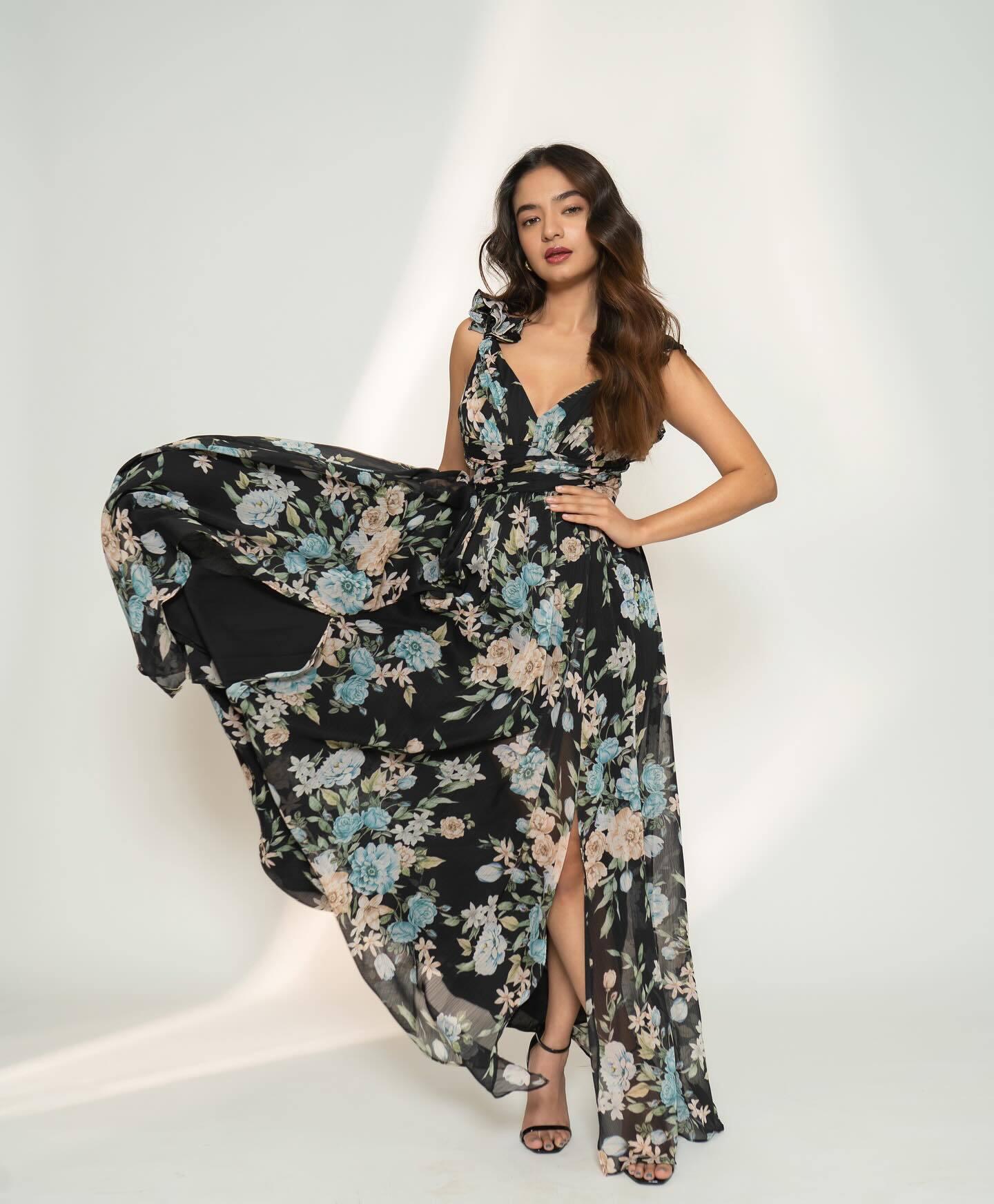 Anushka Sen ने फ्लोरल प्रिंट ड्रेस में इठलाई अदाएं, लुक देख फैन्स का धक-धक करने लगा दिल