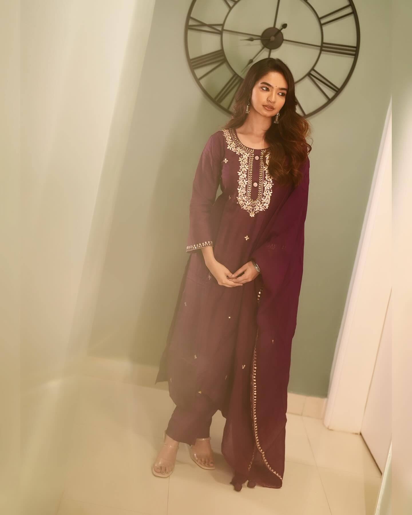 Anushka Sen ने तस्वीरों में लहराया दुपट्टा, हसीना का अंदाज़ देख फैन्स के धड़का दिल 