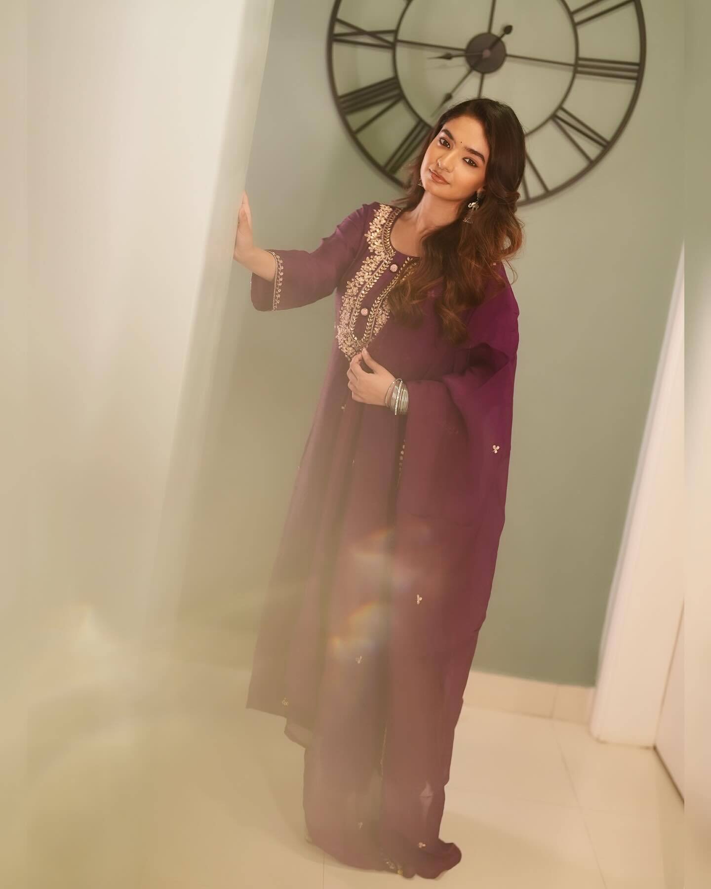 Anushka Sen ने तस्वीरों में लहराया दुपट्टा, हसीना का अंदाज़ देख फैन्स के धड़का दिल 
