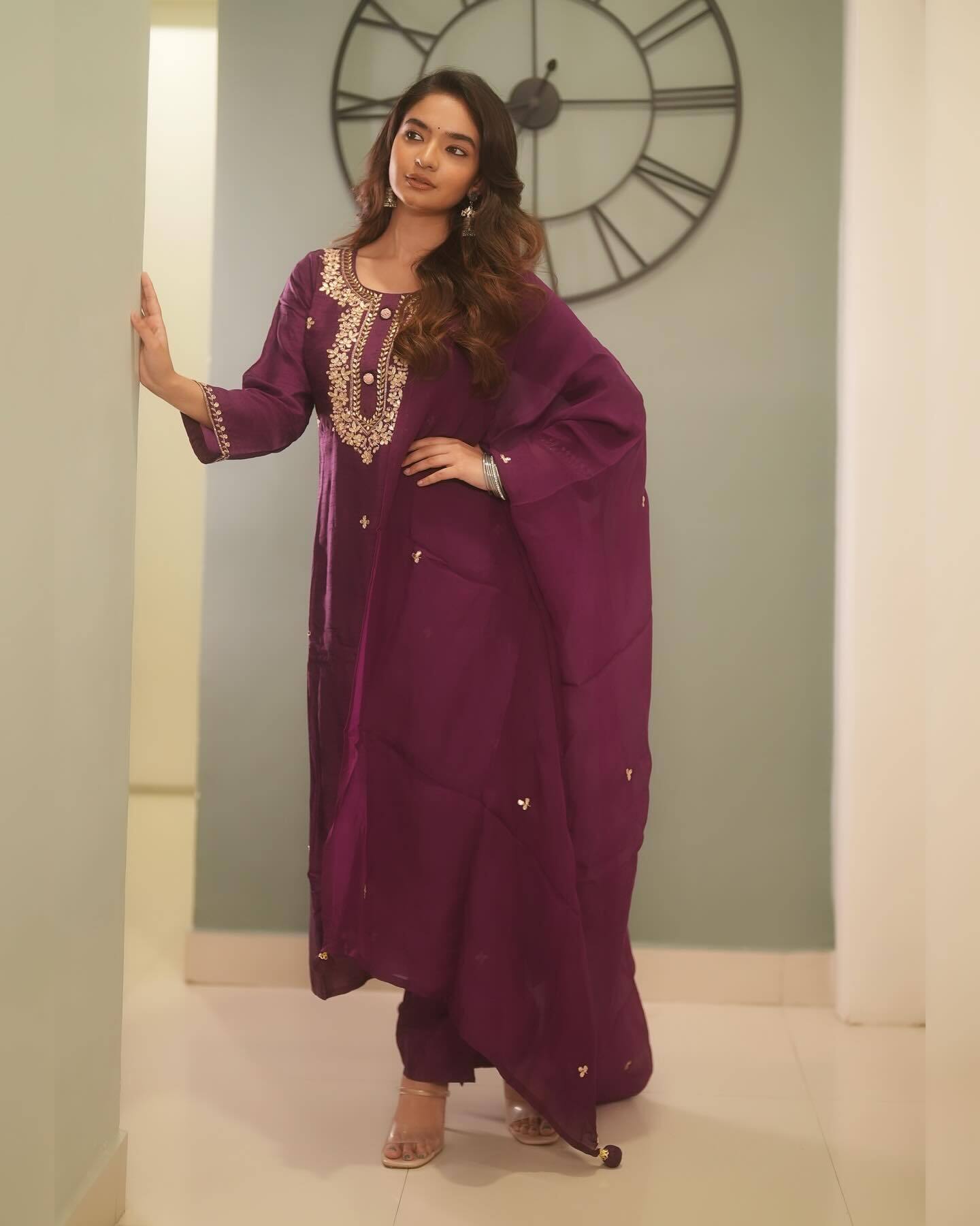 Anushka Sen ने तस्वीरों में लहराया दुपट्टा, हसीना का अंदाज़ देख फैन्स के धड़का दिल 