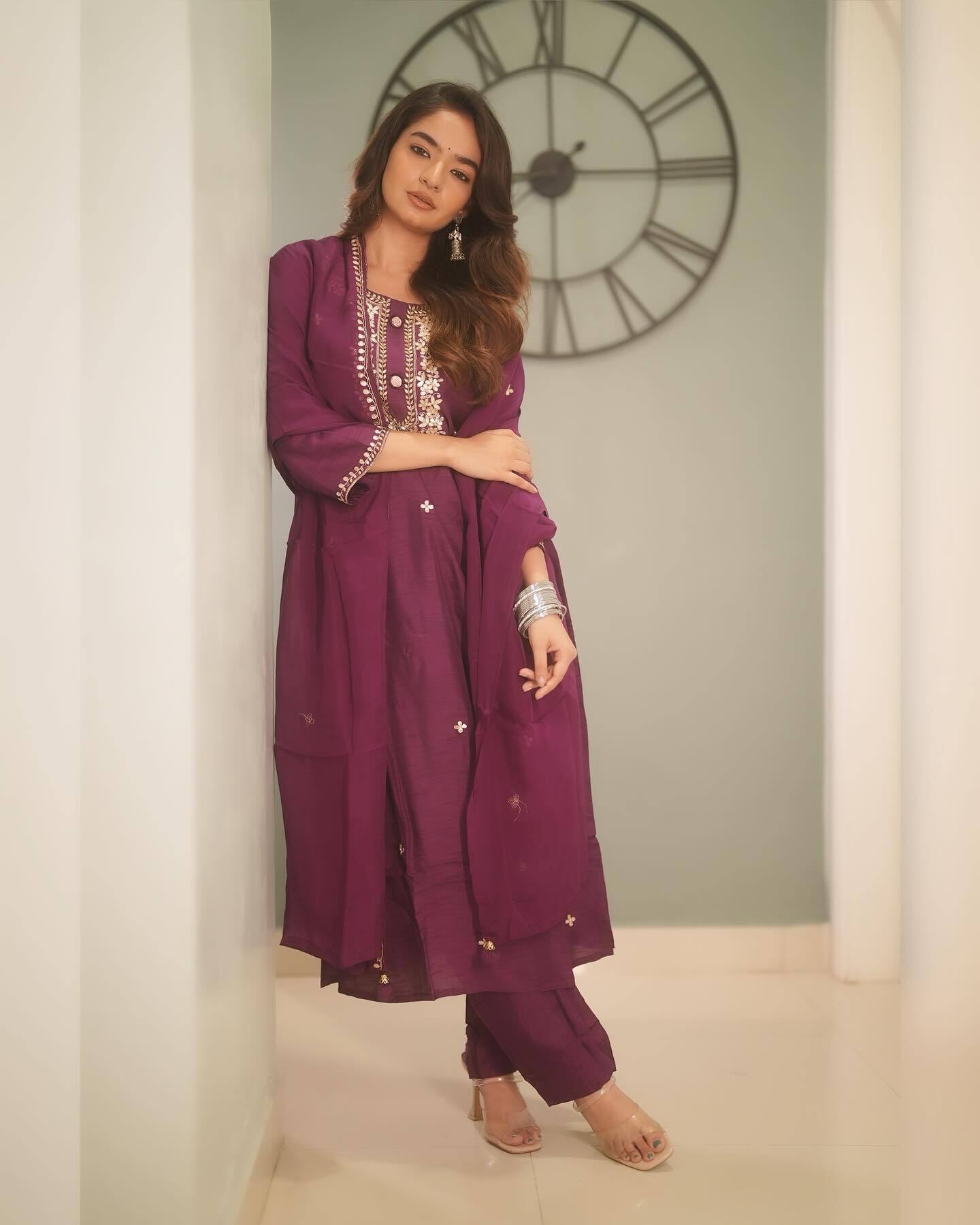 Anushka Sen ने तस्वीरों में लहराया दुपट्टा, हसीना का अंदाज़ देख फैन्स के धड़का दिल 