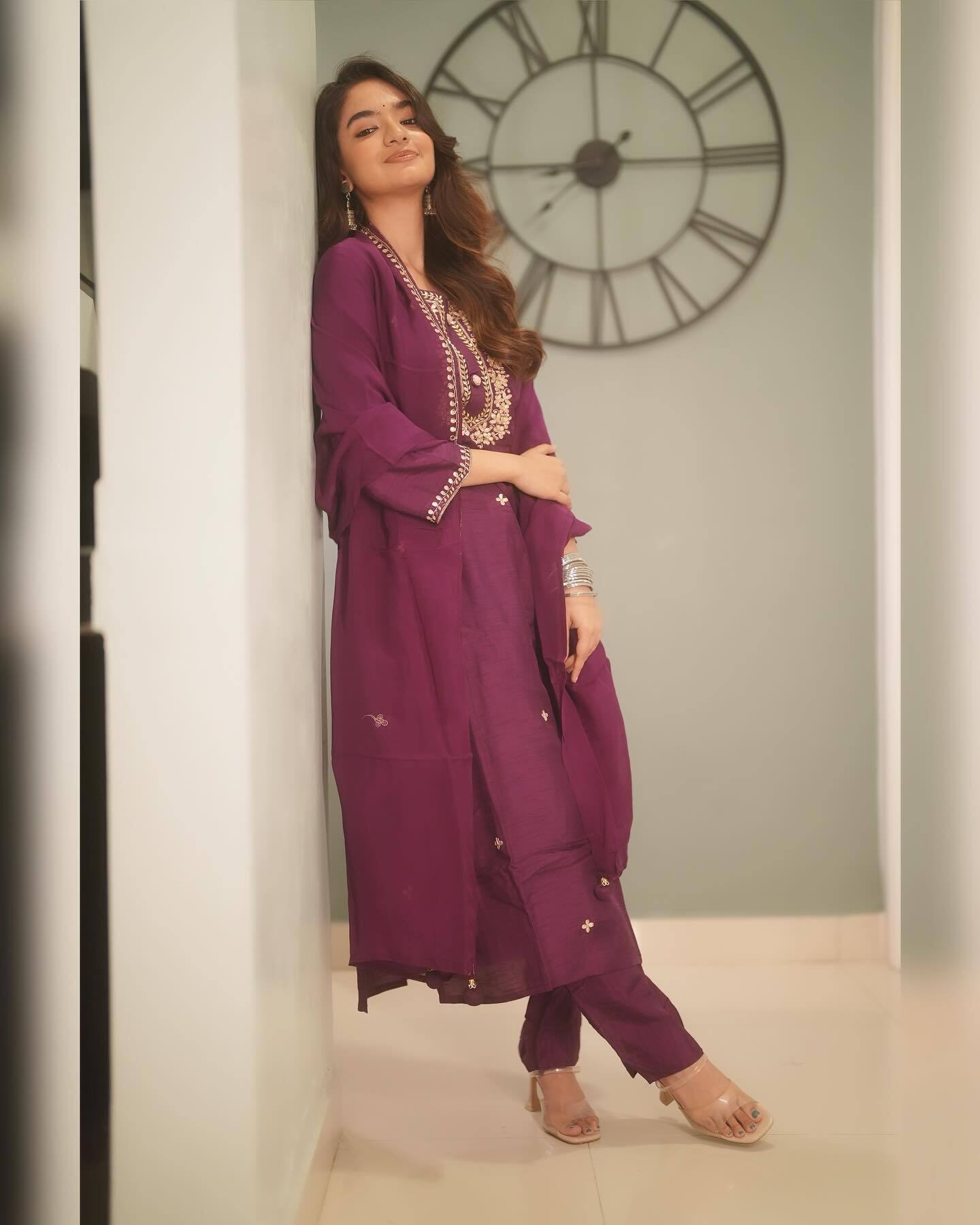 Anushka Sen ने तस्वीरों में लहराया दुपट्टा, हसीना का अंदाज़ देख फैन्स के धड़का दिल 