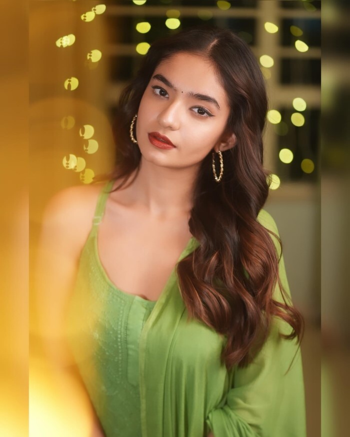 Anushka Sen ने शरारा सूट में बलखाई अदाएं, माथे पर लगाई बिंदी, फैन्स हार बैठे दिल 