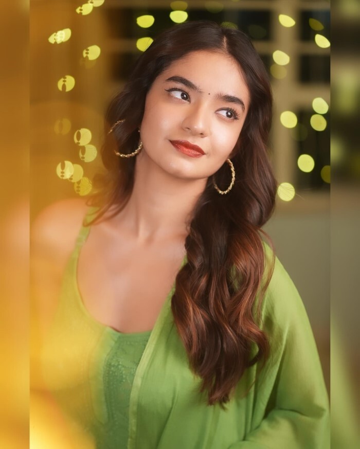 Anushka Sen ने शरारा सूट में बलखाई अदाएं, माथे पर लगाई बिंदी, फैन्स हार बैठे दिल 