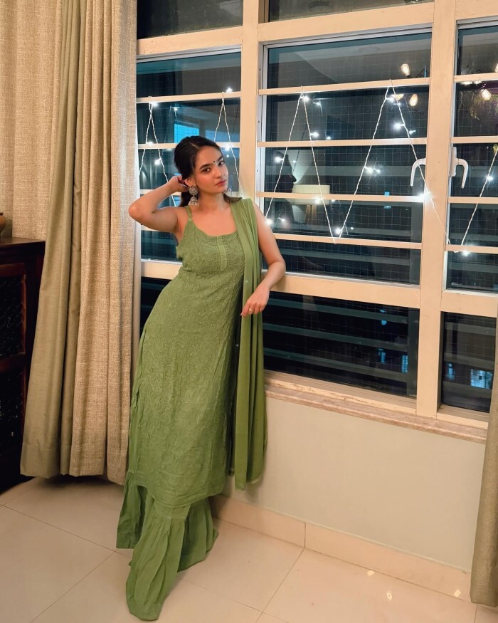 Anushka Sen ने शरारा सूट में बलखाई अदाएं, माथे पर लगाई बिंदी, फैन्स हार बैठे दिल 