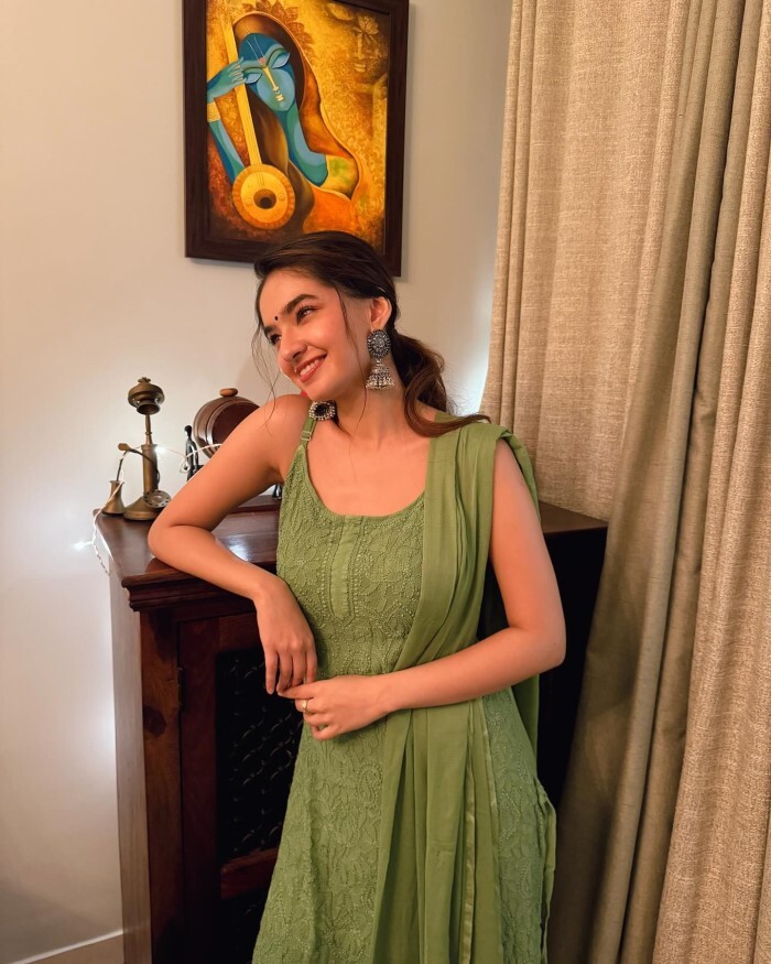 Anushka Sen ने शरारा सूट में बलखाई अदाएं, माथे पर लगाई बिंदी, फैन्स हार बैठे दिल 