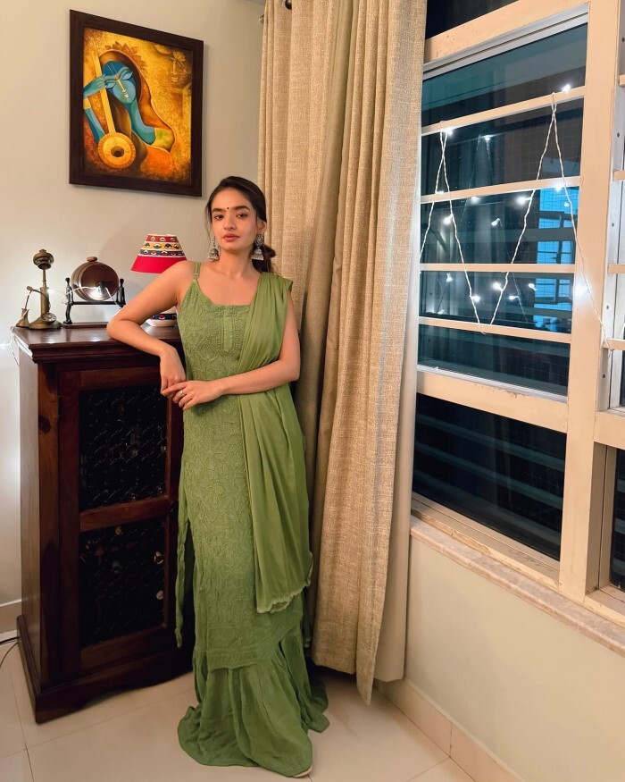 Anushka Sen ने शरारा सूट में बलखाई अदाएं, माथे पर लगाई बिंदी, फैन्स हार बैठे दिल 