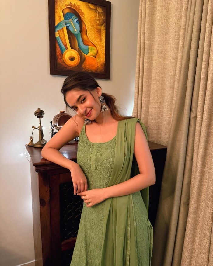 Anushka Sen ने शरारा सूट में बलखाई अदाएं, माथे पर लगाई बिंदी, फैन्स हार बैठे दिल 