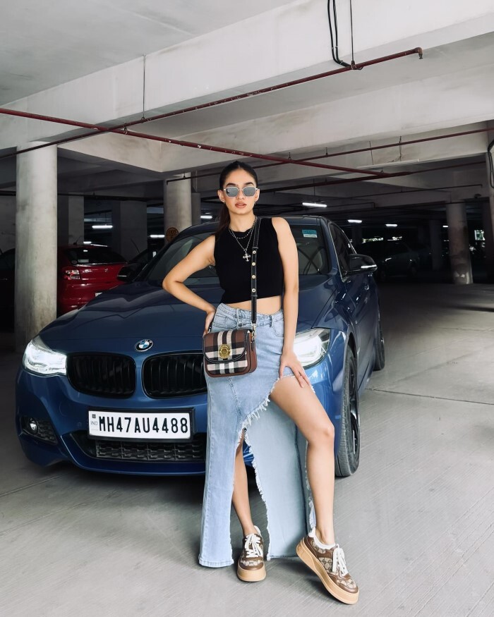 Anushka Sen का कटा-पिटा जीन्स देख यूजर्स ने दिया रिएक्शन, बोले- 'इससे अच्छा तो...'