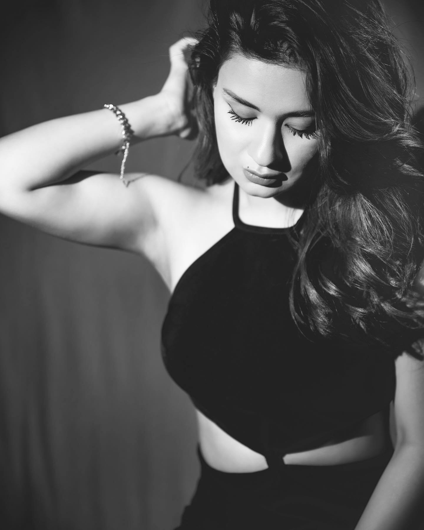 Avneet Kaur ने ब्लैक हॉट ड्रेस में दिखाई अदाएं, तस्वीरों ने दिख रहीं मदहोश