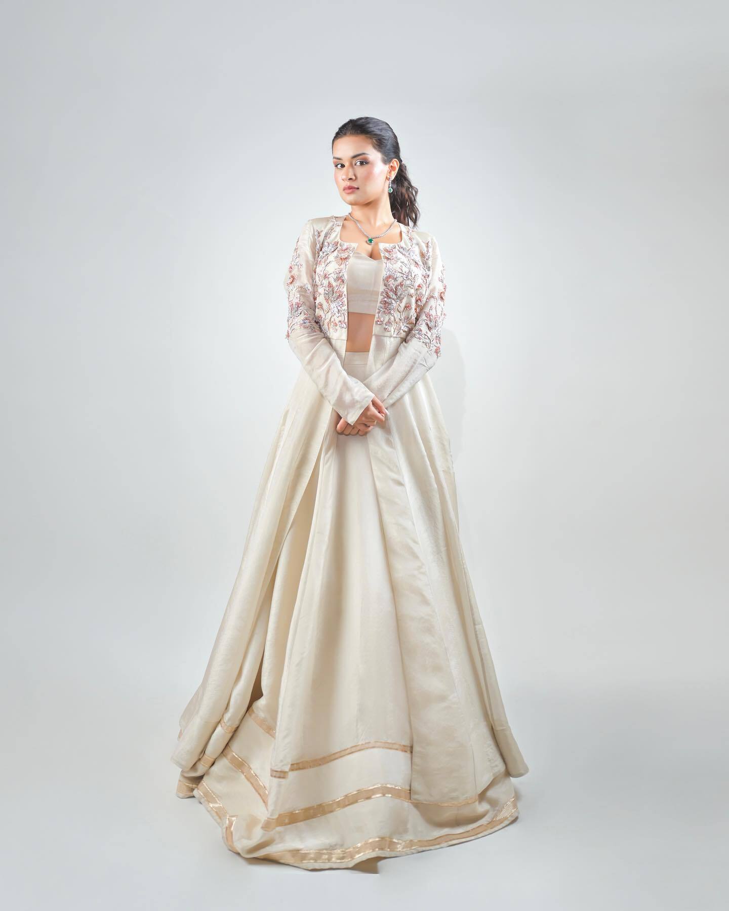 Avneet Kaur ने बेहद खूबसूरत ड्रेस में दिखाई अदाएं, हर कोई हो रहा हसीना का दीवाना 