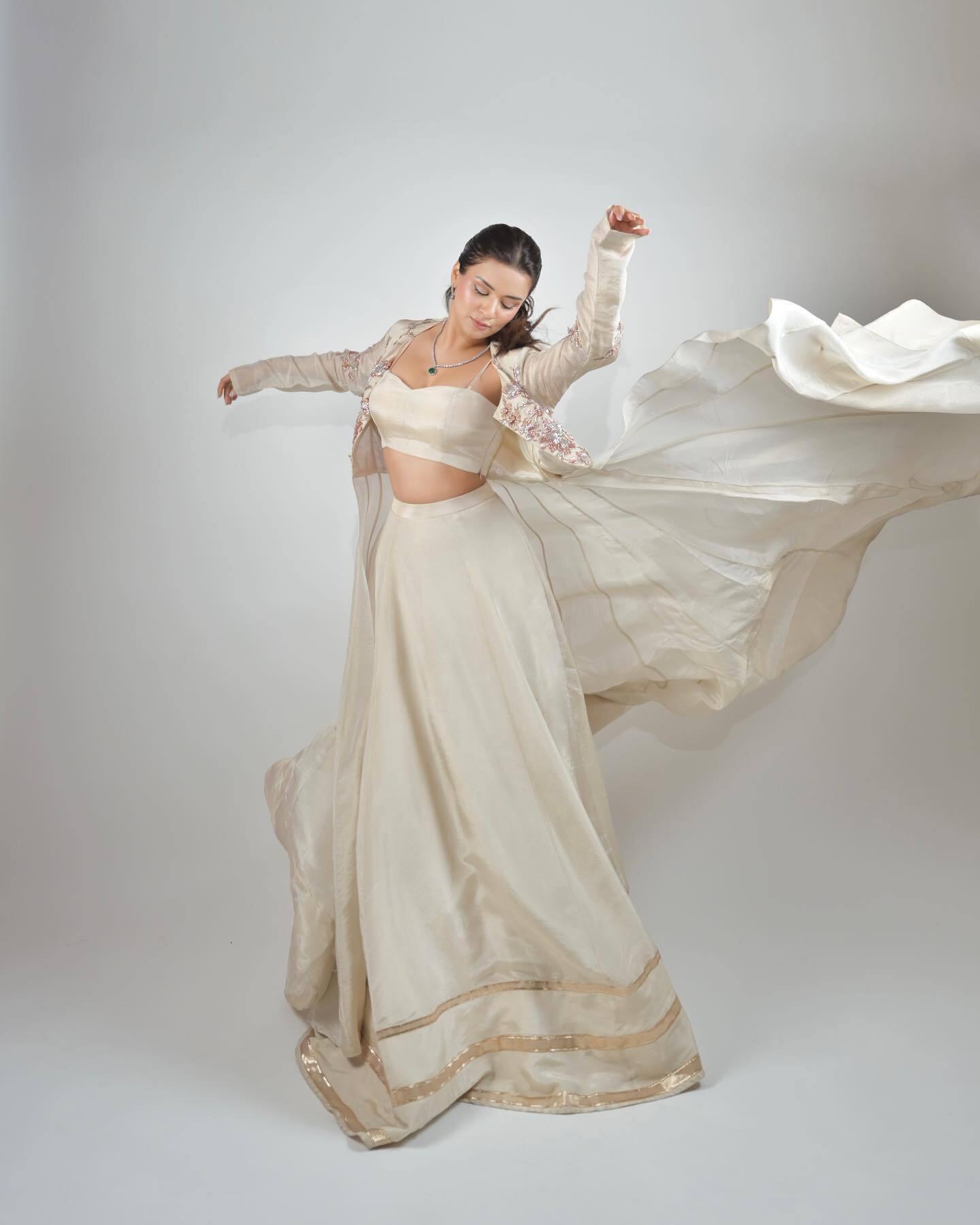 Avneet Kaur ने बेहद खूबसूरत ड्रेस में दिखाई अदाएं, हर कोई हो रहा हसीना का दीवाना 
