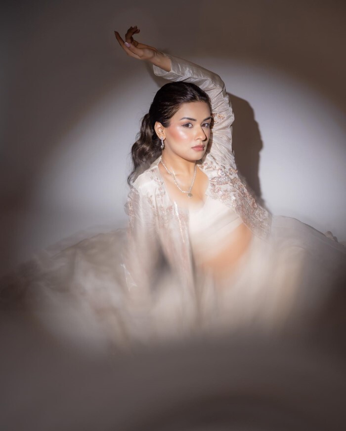 Avneet Kaur ने बोल्ड अदाओं से सोशल मीडिया पर मचाया तहलका, तस्वीरें देख डोल जाएगा मन 
