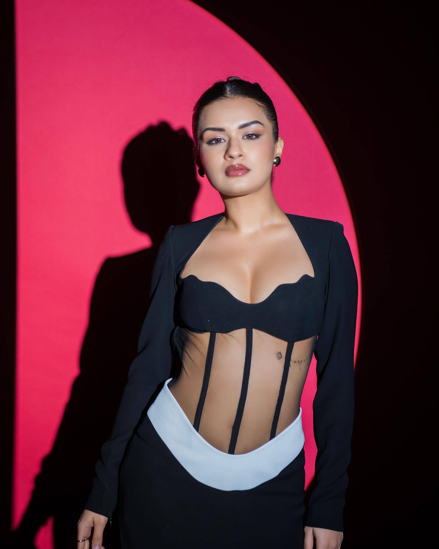 Avneet Kaur ने ब्लैक हॉट ड्रेस में फ्लॉन्ट किया हैवी क्लीवेज, लुक देख फैन्स का हाल हुआ बेहाल 
