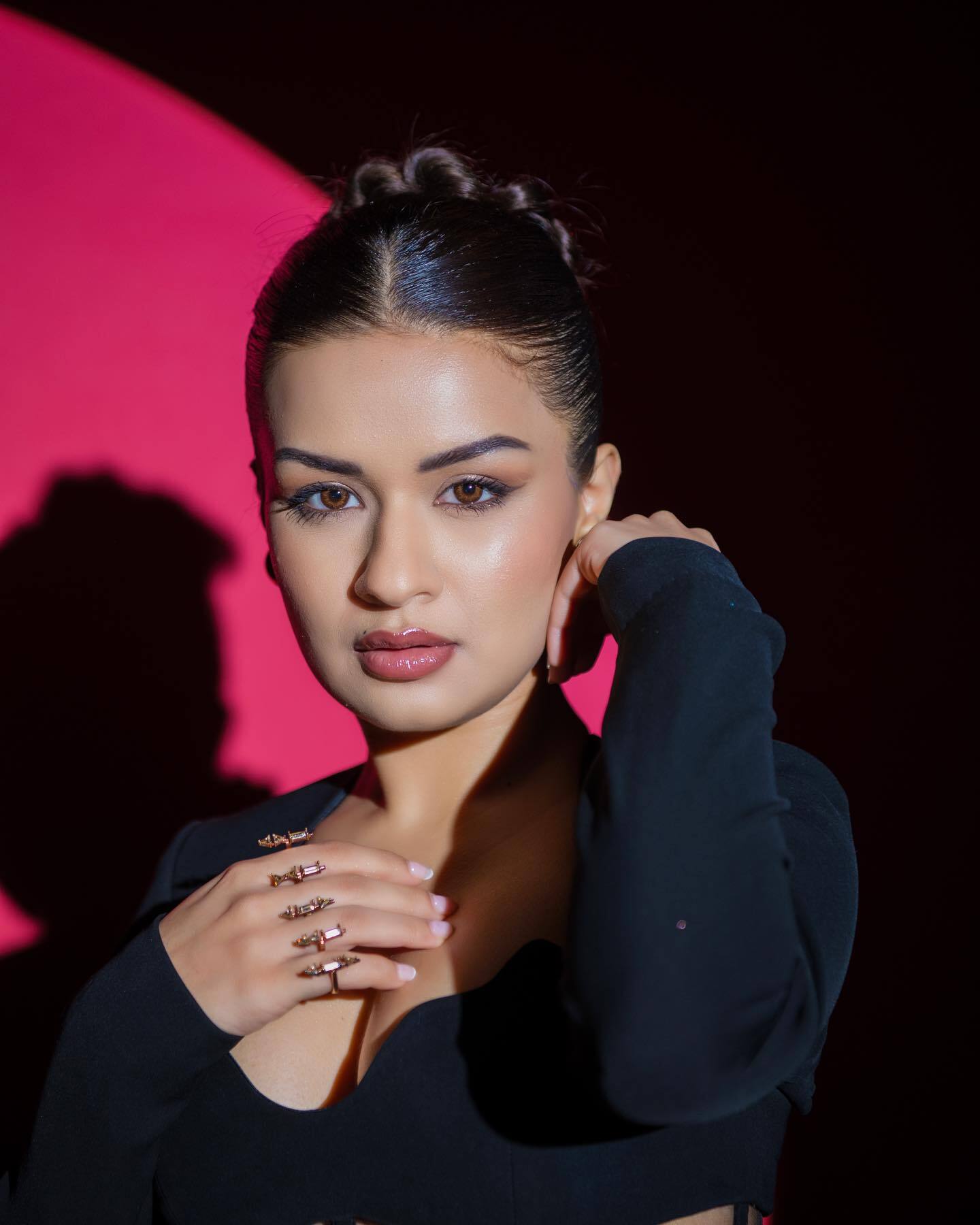 Avneet Kaur ने ब्लैक हॉट ड्रेस में फ्लॉन्ट किया हैवी क्लीवेज, लुक देख फैन्स का हाल हुआ बेहाल 