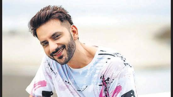 Bigg Boss के इन कंटेस्टेंट्स पर लग चुका है प्यार में धोखा देने का आरोप, कई सितारों के तो रह चुके हैं कई अफेयर्स 