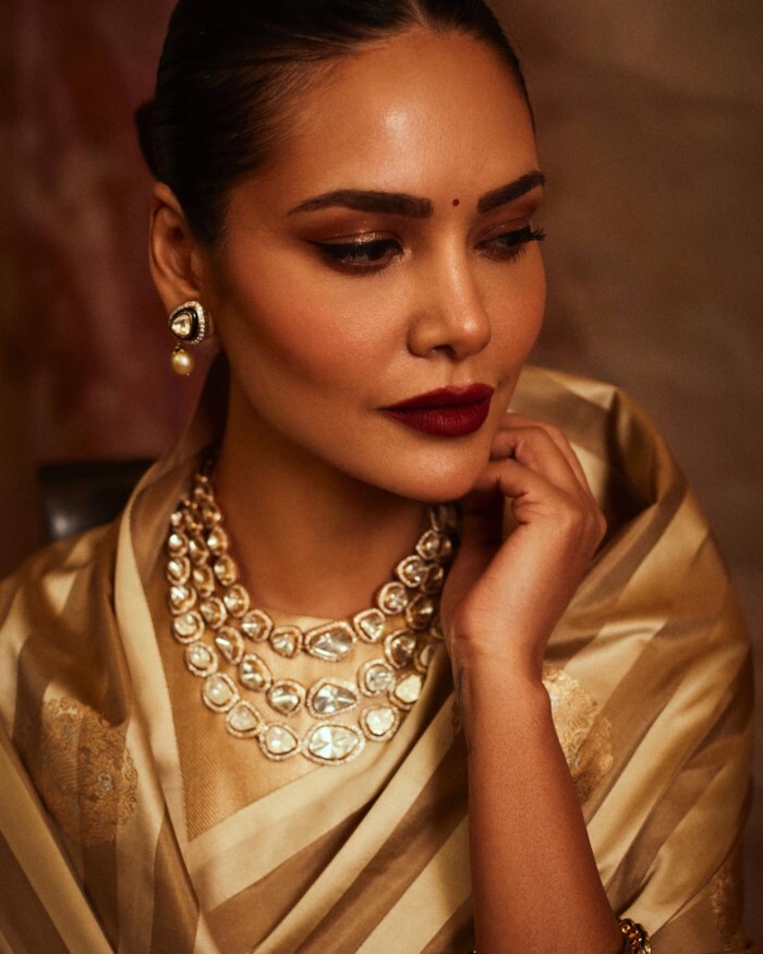 Esha Gupta ने साड़ी में दिए बेहतरीन पोज़, तस्वीरों में लग रहीं एक दम महारानी 