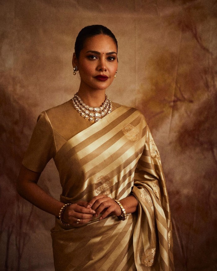 Esha Gupta ने साड़ी में दिए बेहतरीन पोज़, तस्वीरों में लग रहीं एक दम महारानी 