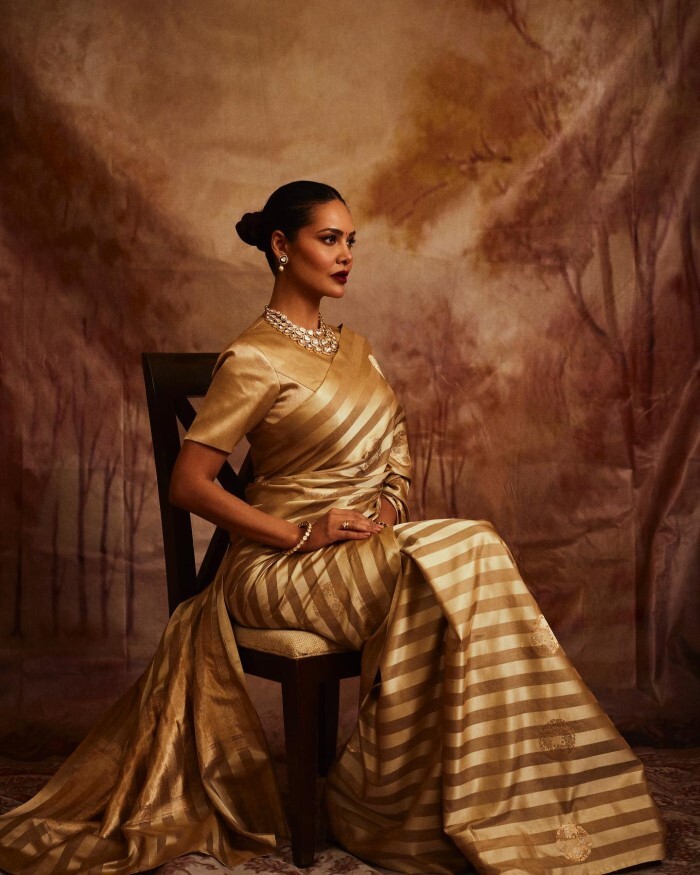 Esha Gupta ने साड़ी में दिए बेहतरीन पोज़, तस्वीरों में लग रहीं एक दम महारानी 