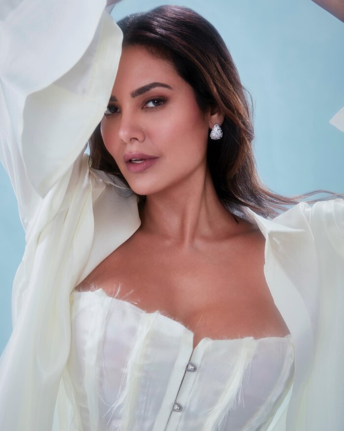 Esha Gupta ने साड़ी में दिए बेहतरीन पोज़, तस्वीरों में लग रहीं एक दम महारानी 