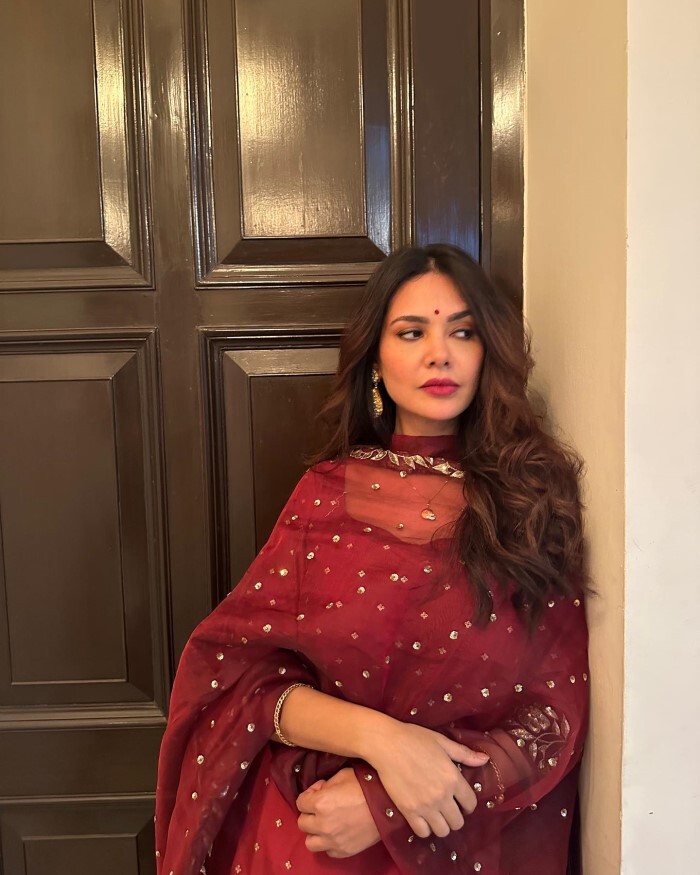 Esha Gupta ने साड़ी में दिए बेहतरीन पोज़, तस्वीरों में लग रहीं एक दम महारानी 