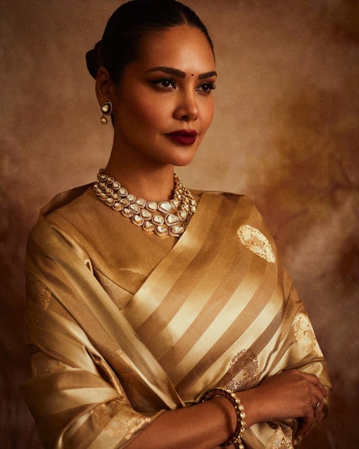 Esha Gupta ने साड़ी में दिए बेहतरीन पोज़, तस्वीरों में लग रहीं एक दम महारानी 