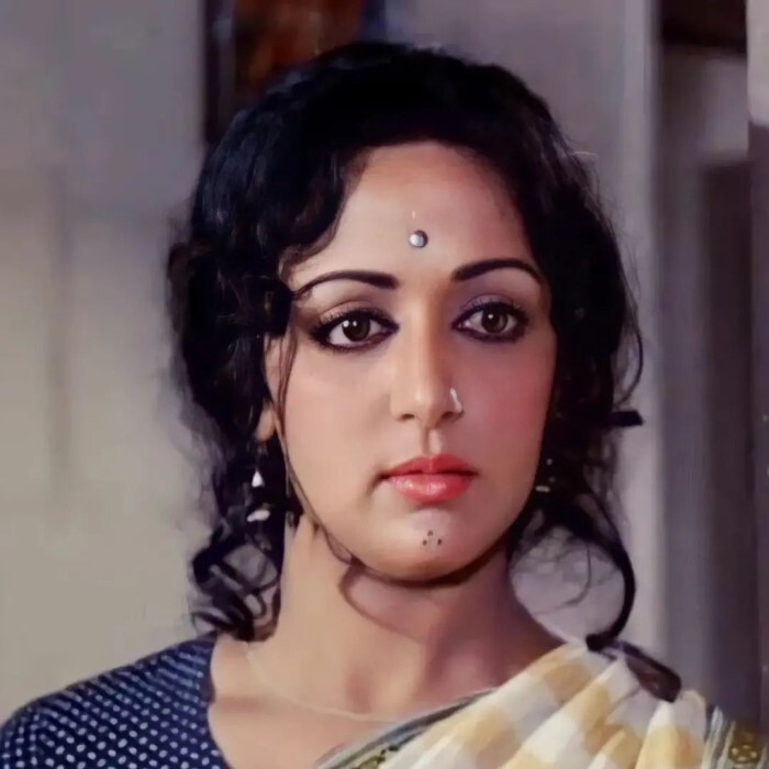 जब Hema Malini की मां ने फ़िल्म में किसिंग सीन को लेकर दिया था ऐसा रिएक्शन, खुद डायरेक्टर भी हो गए थे हैरान 