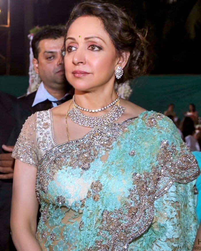 जब Hema Malini की मां ने फ़िल्म में किसिंग सीन को लेकर दिया था ऐसा रिएक्शन, खुद डायरेक्टर भी हो गए थे हैरान 