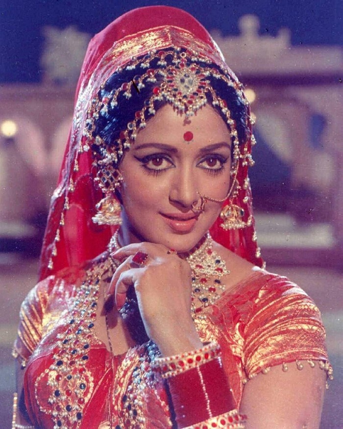 जब Hema Malini की मां ने फ़िल्म में किसिंग सीन को लेकर दिया था ऐसा रिएक्शन, खुद डायरेक्टर भी हो गए थे हैरान 
