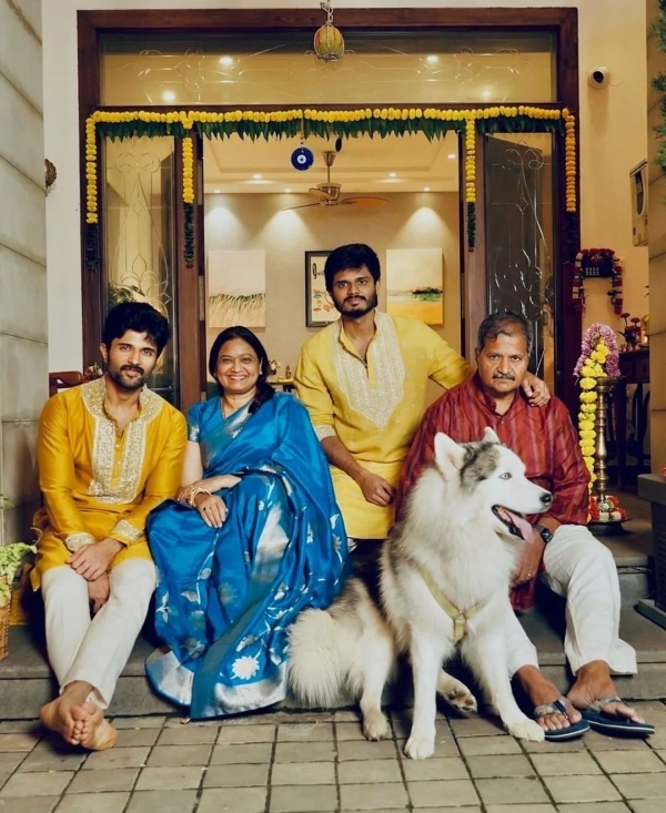   ತೆಲುಗು, ಬಾಲಿವುಡ್ ತಾರೆಯರ ದೀಪಾವಳಿ ಸಂಭ್ರಮ: ಫೋಟೋಗಳು