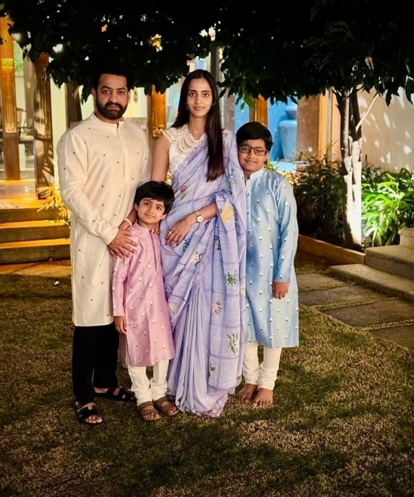   ತೆಲುಗು, ಬಾಲಿವುಡ್ ತಾರೆಯರ ದೀಪಾವಳಿ ಸಂಭ್ರಮ: ಫೋಟೋಗಳು