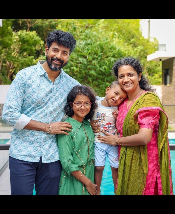   ತೆಲುಗು, ಬಾಲಿವುಡ್ ತಾರೆಯರ ದೀಪಾವಳಿ ಸಂಭ್ರಮ: ಫೋಟೋಗಳು