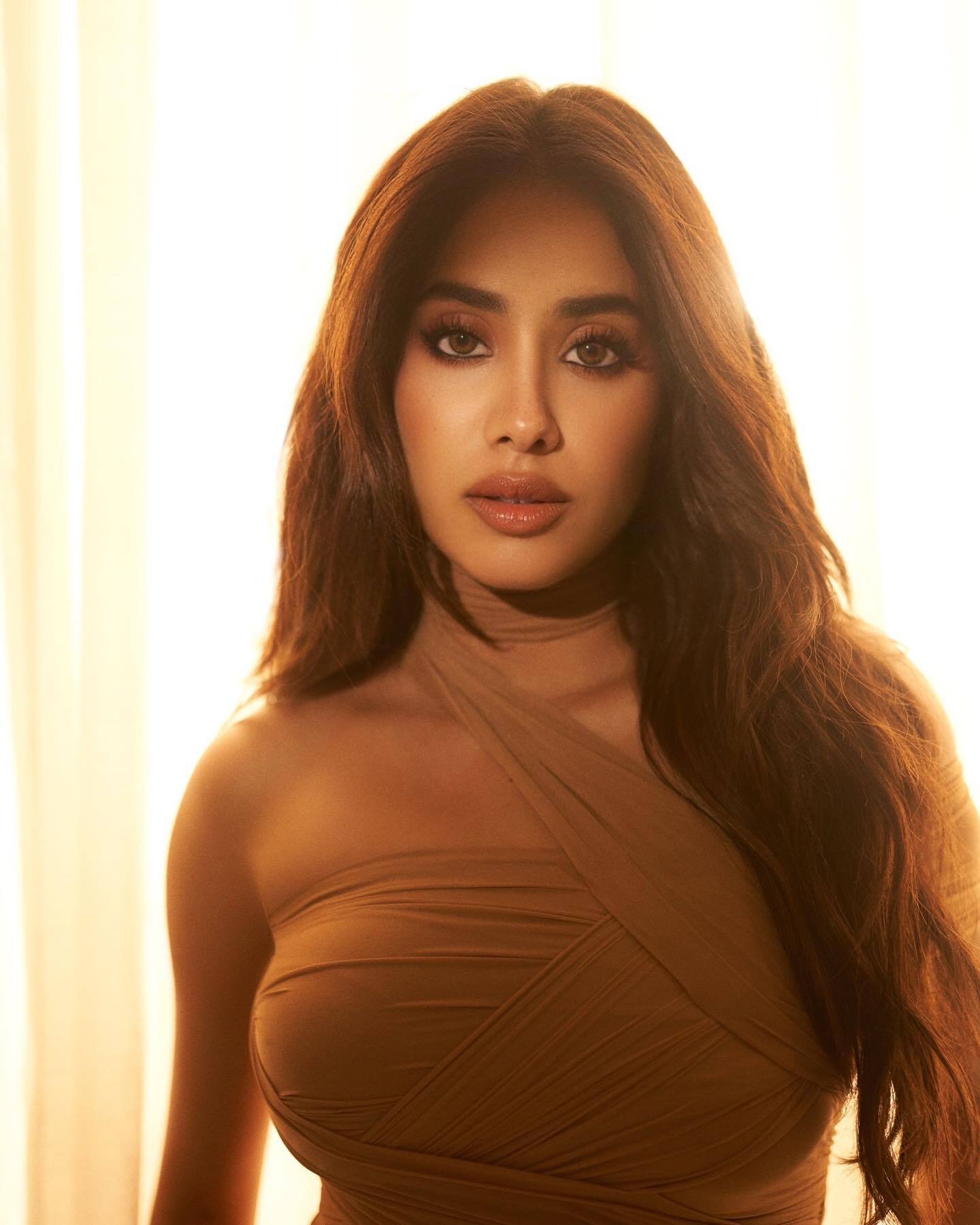 Janhvi Kapoor ने बेहद छोटी ड्रेस में फैन्स के दिलों पर चलाई छूर्रियां, लुक देख मचल उठेगा मन