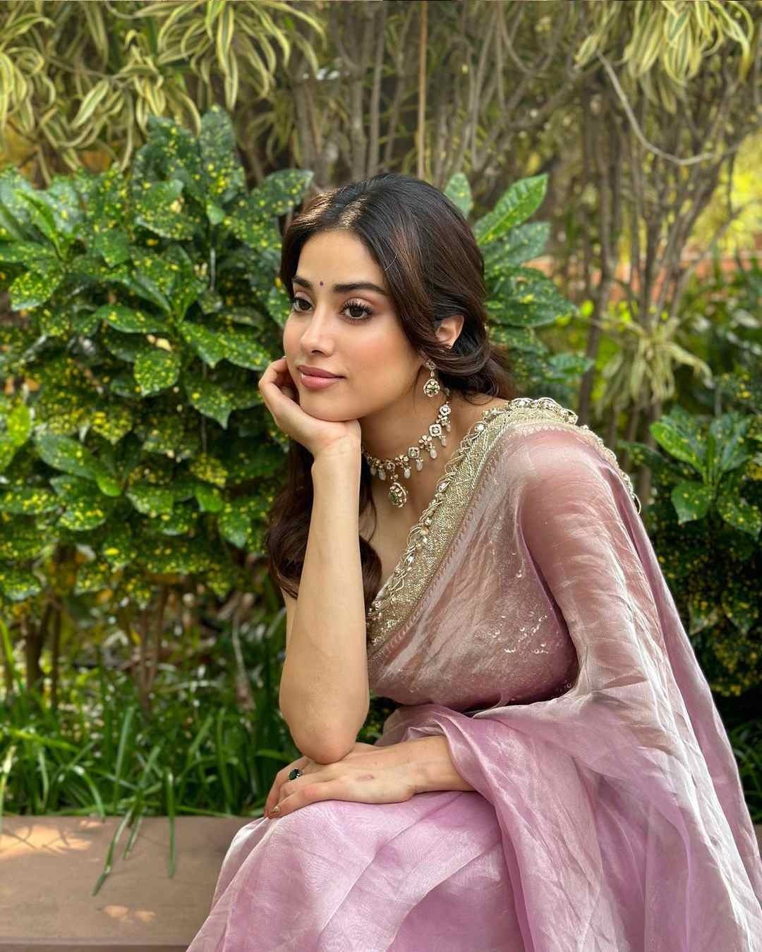 Janhvi Kapoor: జాబిలమ్మలా మెరిసిపోతున్న జాన్వీ కపూర్.. చీరలోనూ గ్లామర్ షో ఆపట్లేదుగా!