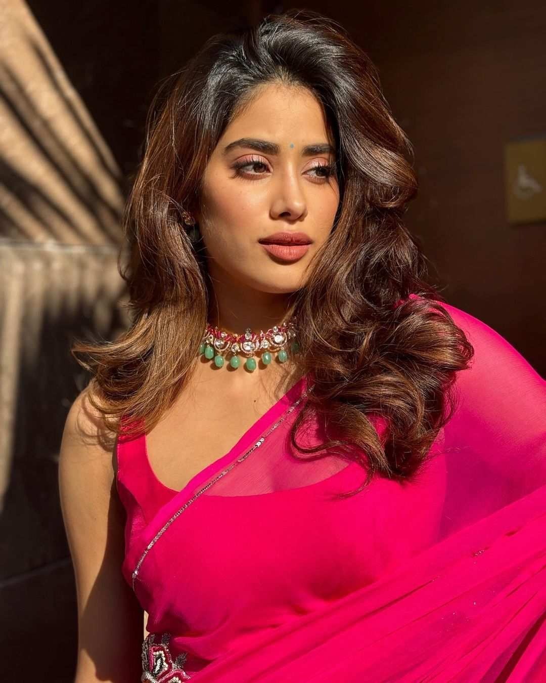 Janhvi Kapoor: జాబిలమ్మలా మెరిసిపోతున్న జాన్వీ కపూర్.. చీరలోనూ గ్లామర్ షో ఆపట్లేదుగా!