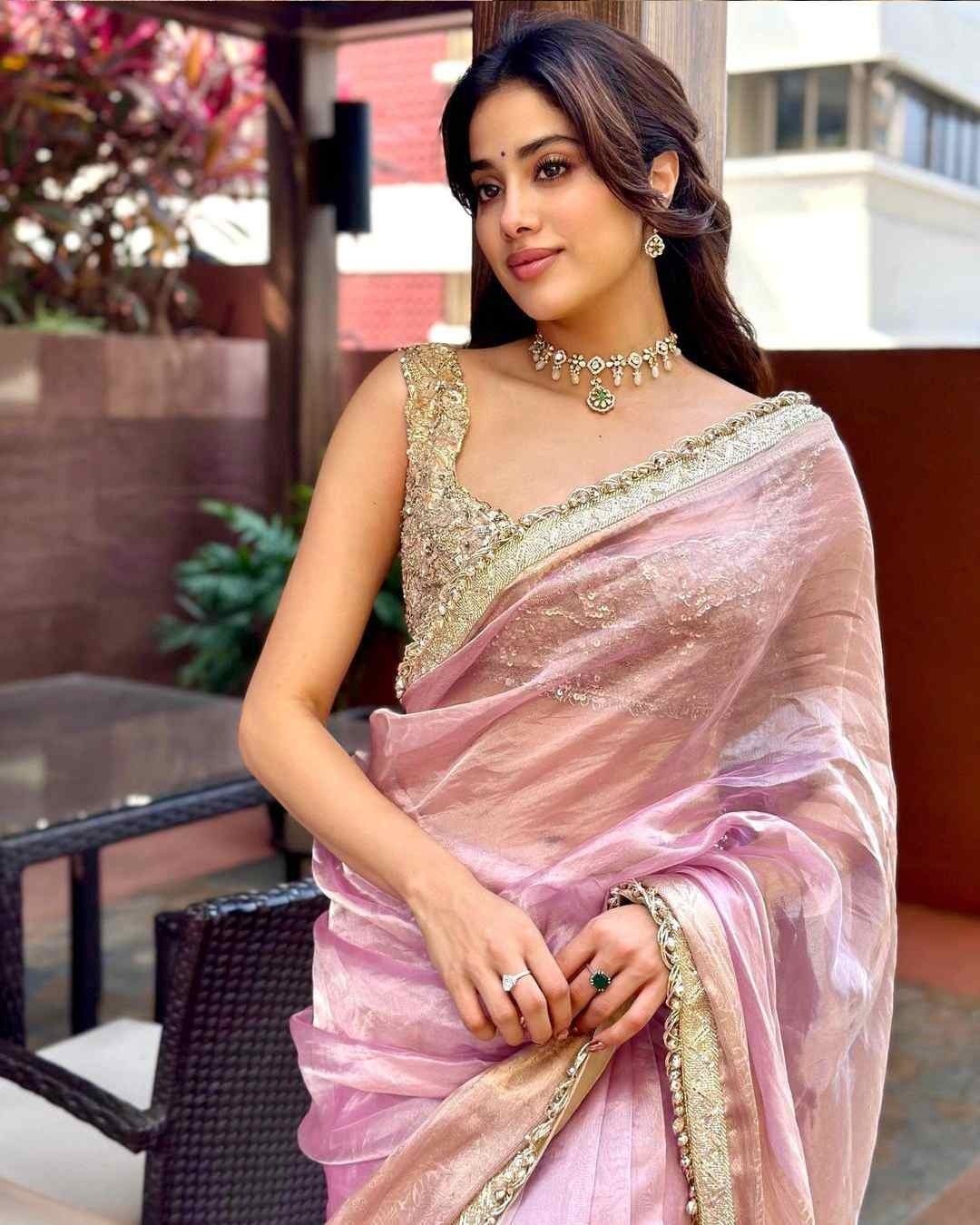 Janhvi Kapoor: జాబిలమ్మలా మెరిసిపోతున్న జాన్వీ కపూర్.. చీరలోనూ గ్లామర్ షో ఆపట్లేదుగా!