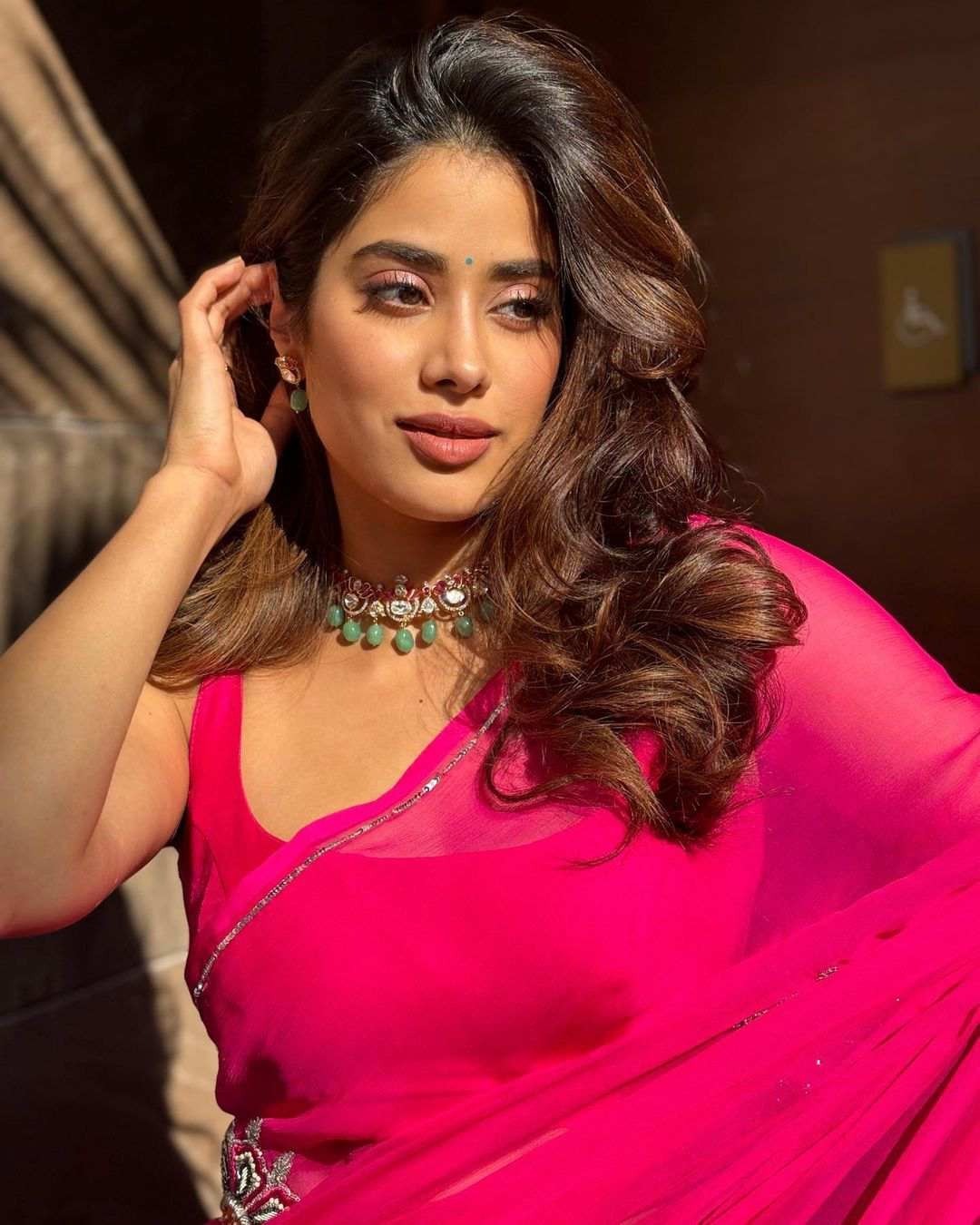 Janhvi Kapoor: జాబిలమ్మలా మెరిసిపోతున్న జాన్వీ కపూర్.. చీరలోనూ గ్లామర్ షో ఆపట్లేదుగా!