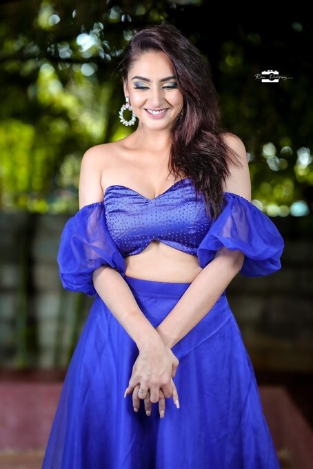 ಬೆಳಕಿನ ಹಬ್ಬದಲ್ಲಿ ಸೀರೆಯುಟ್ಟು ಮಿಂಚಿದ ರಾಗಿಣಿ ದ್ವಿವೇದಿ