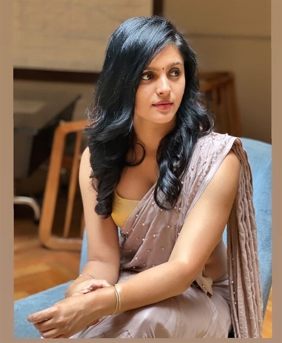 'ನೆಲ್ಸನ್' ಸಿನಿಮಾದಲ್ಲಿ ಡಿಗ್ಲಾಮರ್ ಲುಕ್ ಕೊಟ್ಟ ಶ್ವೇತಾ ಡಿಸೋಜಾ ಎಷ್ಟೊಂದು ಗ್ಲಾಮರ್ ಗೊತ್ತಾ?