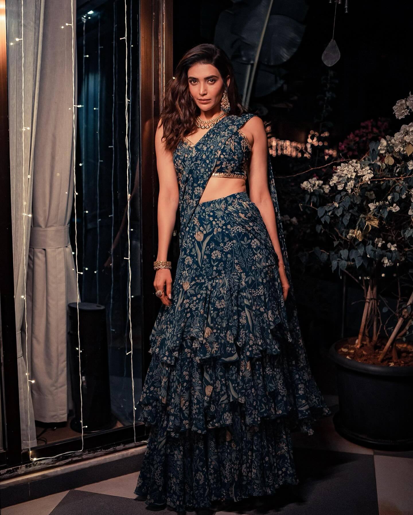 Karishma Tanna अपने दिवाली लुक में लगी पटाखा, फैन्स भी हुए कातिल अदाओं से घायल