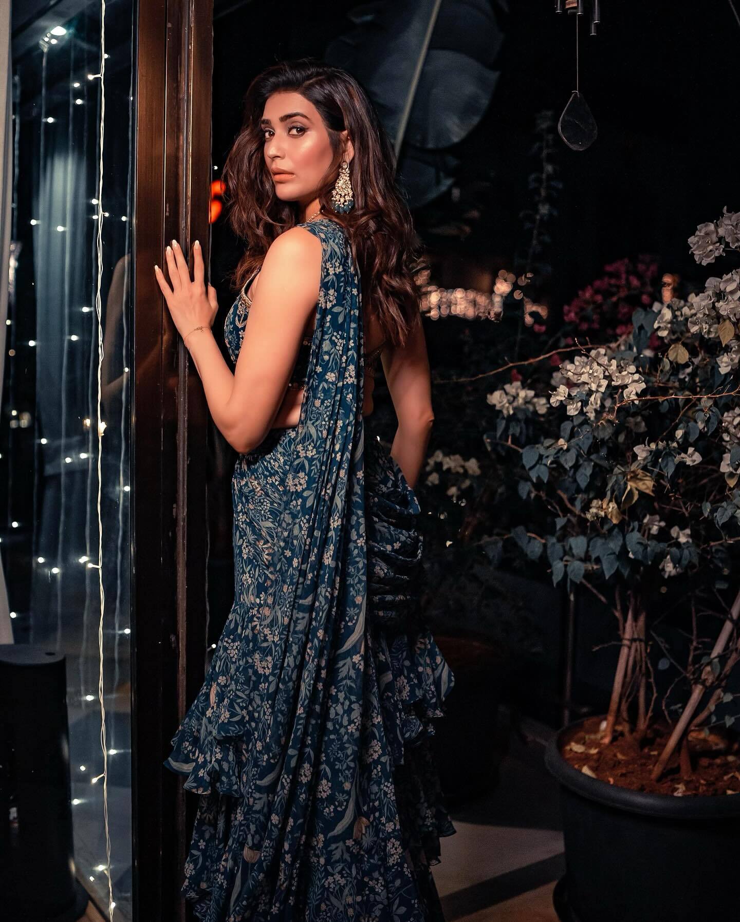 Karishma Tanna अपने दिवाली लुक में लगी पटाखा, फैन्स भी हुए कातिल अदाओं से घायल