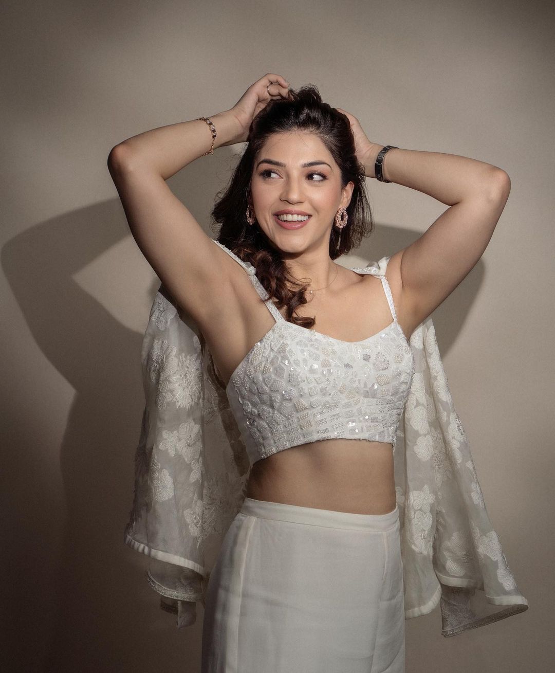 Mehreen Kaur Pirzada: కుర్రకారుకు మెంటలెక్కిస్తున్న మెహ్రీన్.. వైట్ డ్రెస్‌లో యమా హాట్‌గా!