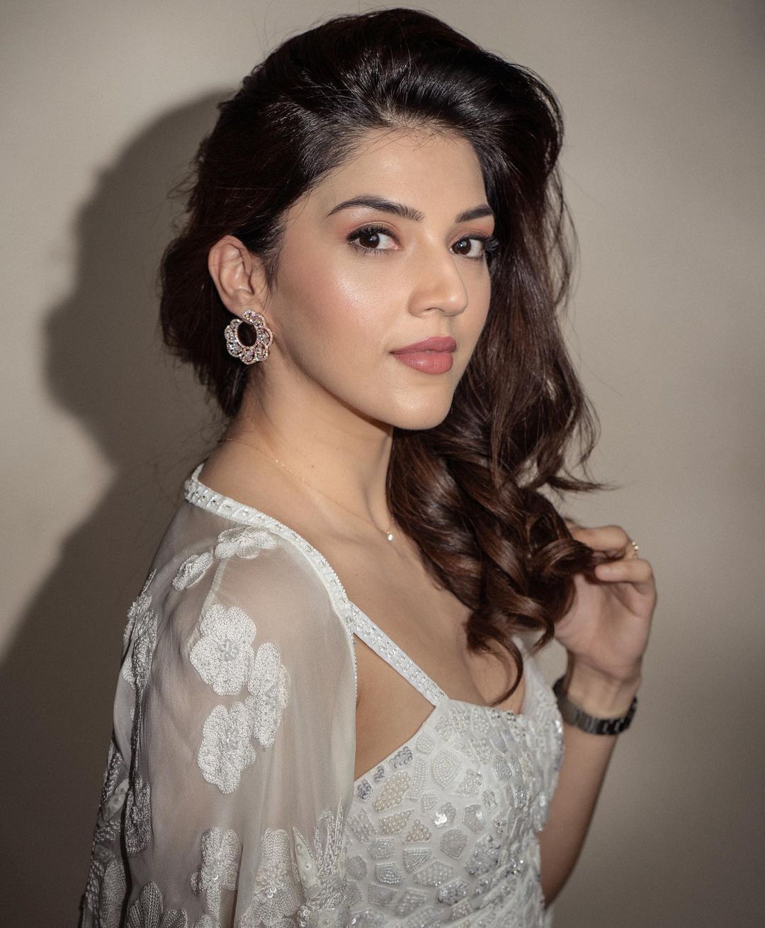 Mehreen Kaur Pirzada: కుర్రకారుకు మెంటలెక్కిస్తున్న మెహ్రీన్.. వైట్ డ్రెస్‌లో యమా హాట్‌గా!