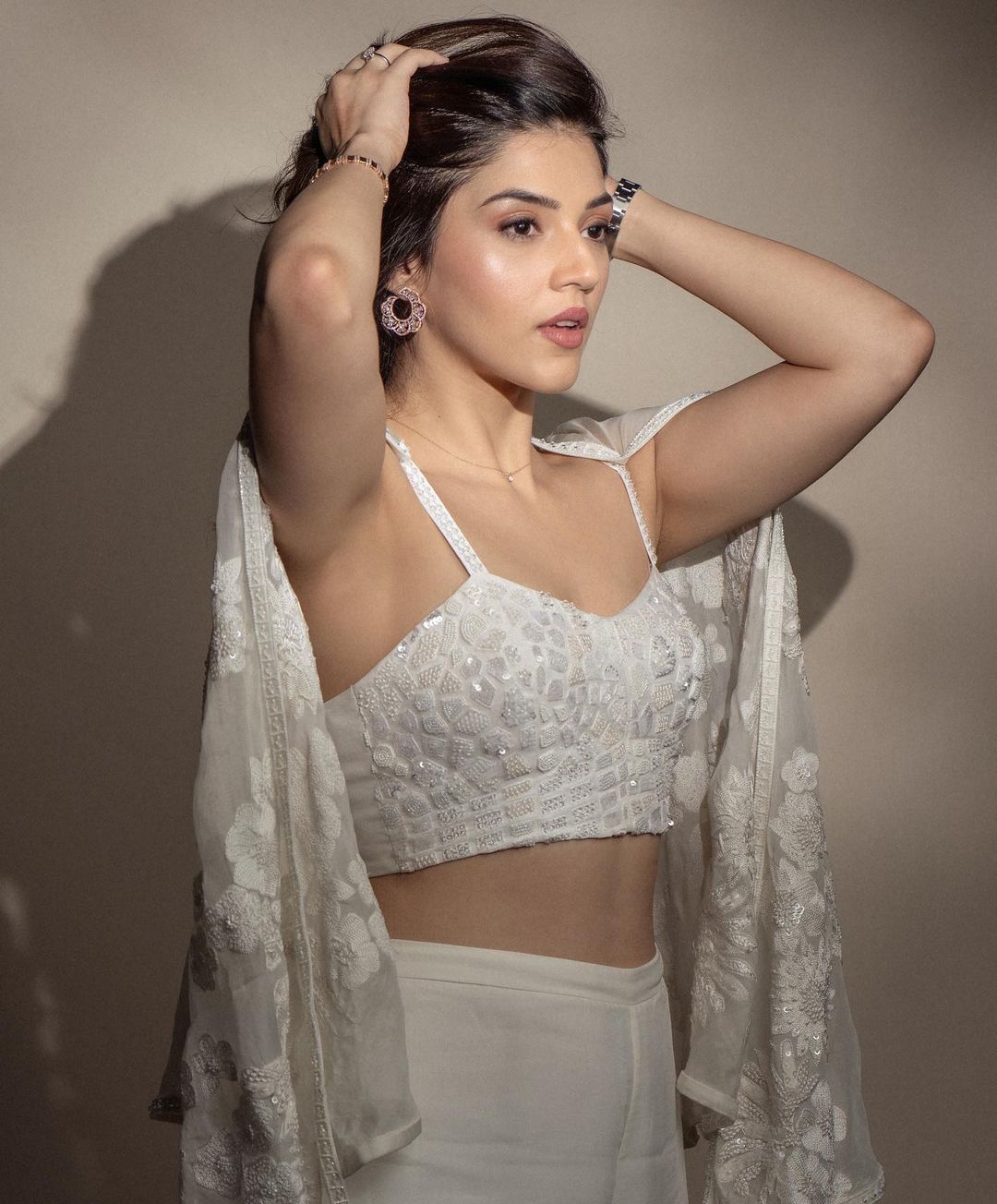 Mehreen Kaur Pirzada: కుర్రకారుకు మెంటలెక్కిస్తున్న మెహ్రీన్.. వైట్ డ్రెస్‌లో యమా హాట్‌గా!