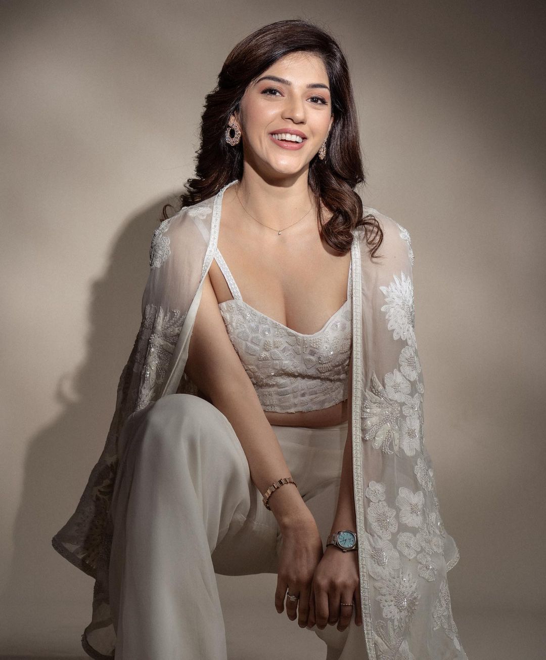 Mehreen Kaur Pirzada: కుర్రకారుకు మెంటలెక్కిస్తున్న మెహ్రీన్.. వైట్ డ్రెస్‌లో యమా హాట్‌గా!